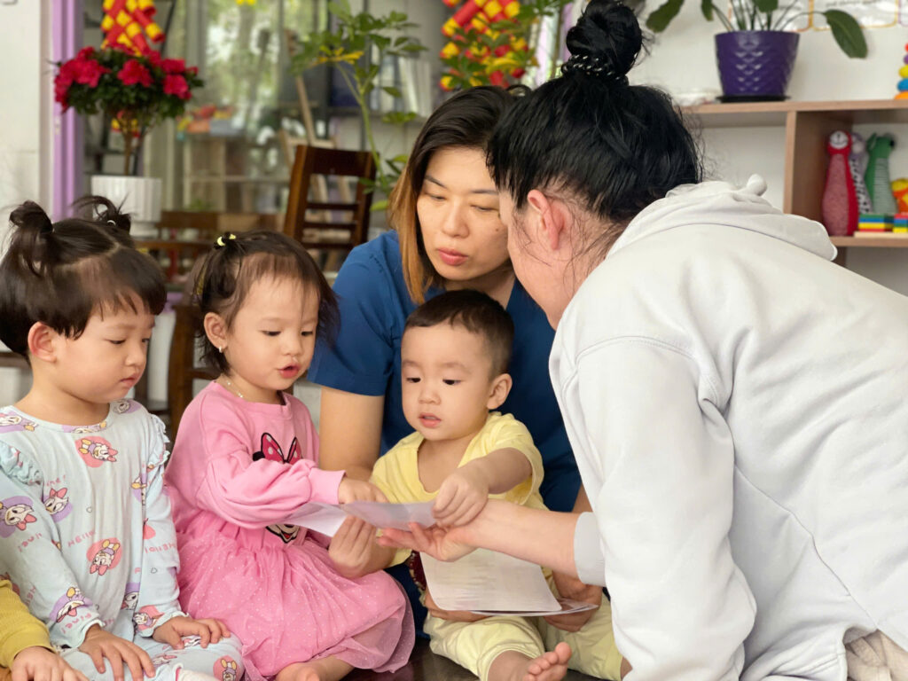 Trẻ làm quen với số lượng theo Montessori