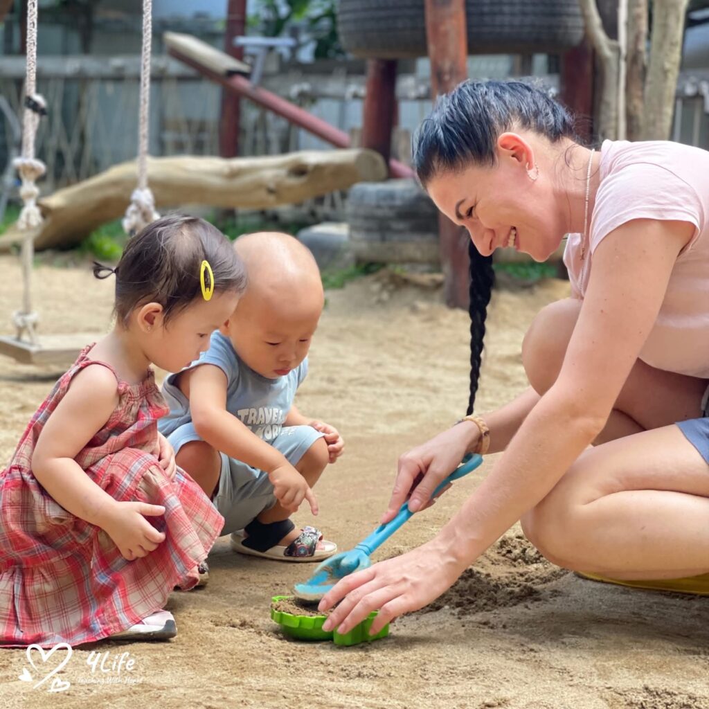 Giáo viên theo dõi từng cá nhân để hiểu rõ nhu cầu và khả năng của trẻ