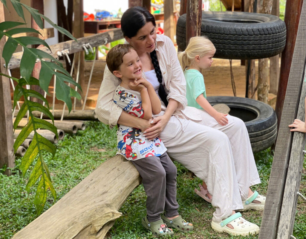 Trẻ làm quen với số lượng theo Montessori