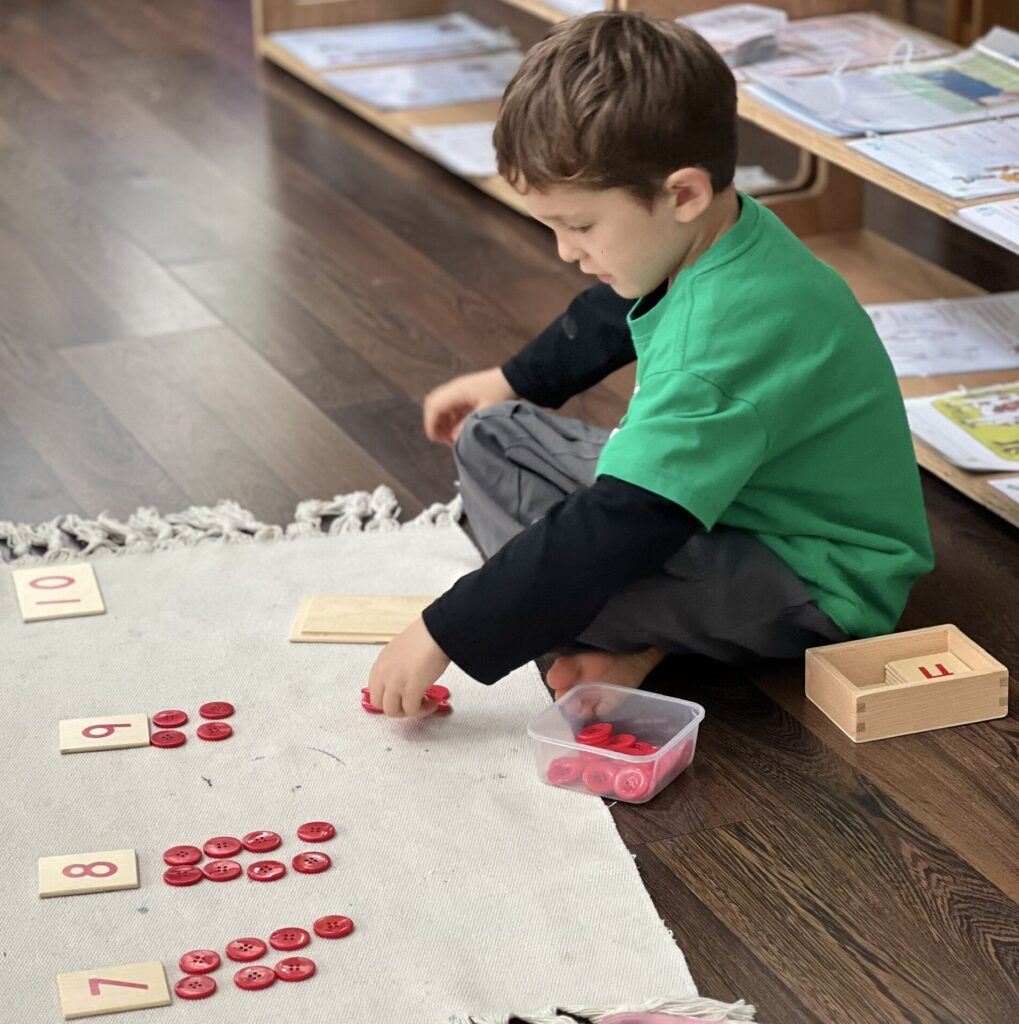 Trẻ làm quen với số lượng theo Montessori