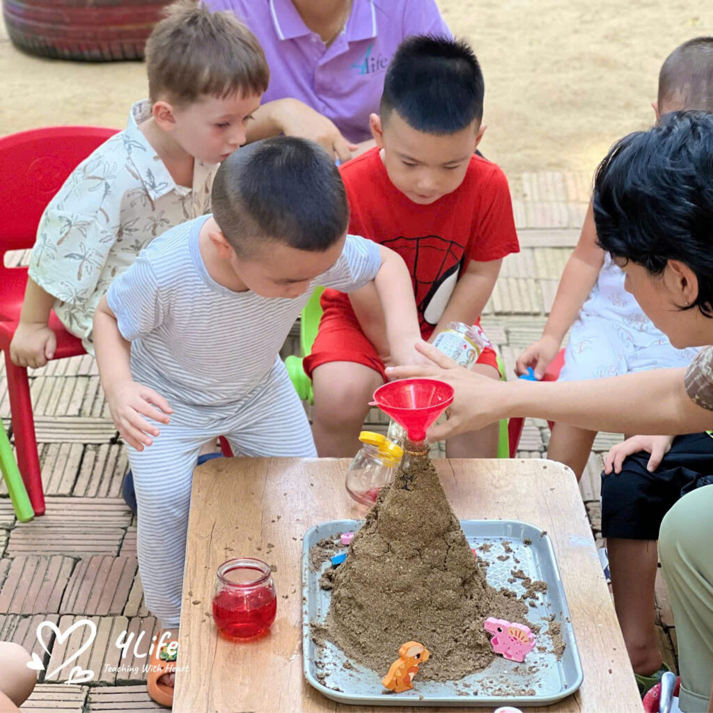 Cách giáo viên Montessori hỗ trợ trẻ học tập