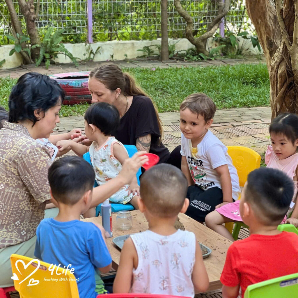 Cách giáo viên Montessori hỗ trợ trẻ mầm non học tập và phát triển