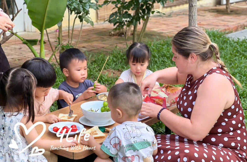 Cách giáo viên Montessori hỗ trợ trẻ học tập